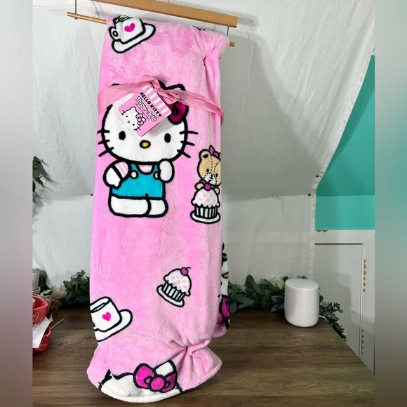 Hello Kitty 🧁 throw - Picture 1 of 3